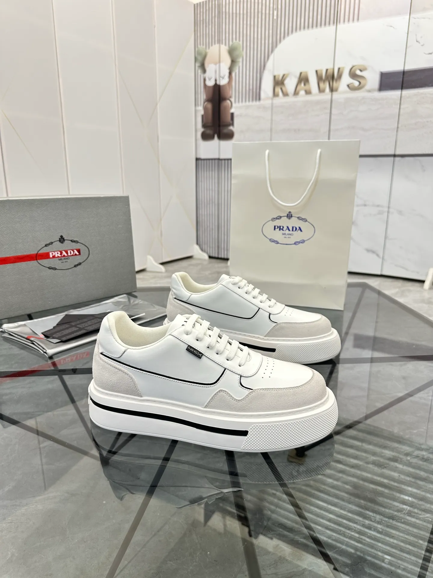 Men's shoes: 💰P580¥ High-end top quality Product trademark: Prada *"Prada*" low-top casual shoes Regular size: 38-45 (can be customized to 46) Product materials: imported first-layer cowhide stitching nubuck leather upper, breathable lining, cowhide foot pads, original ultra-light foam outsole. No.: 001